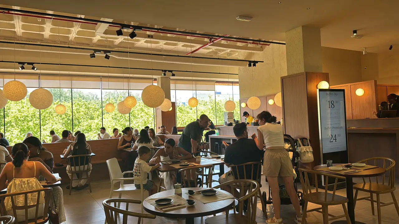 NOOCA lleno de comensales en un día soleado