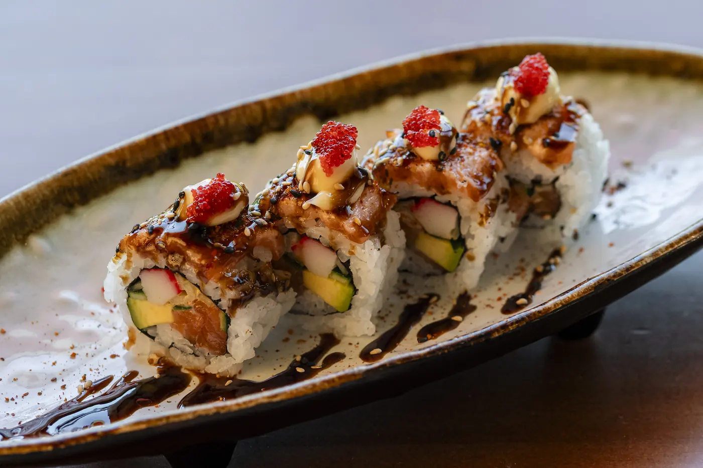 Uramaki noruego spicy coronado con huevas de masago