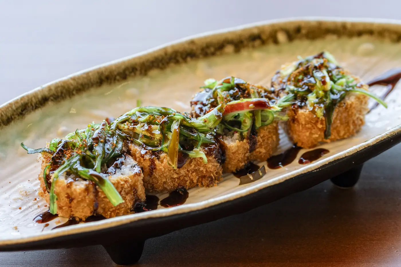 Uramaki estrella fugaz, crujiente de panko con alga wakame