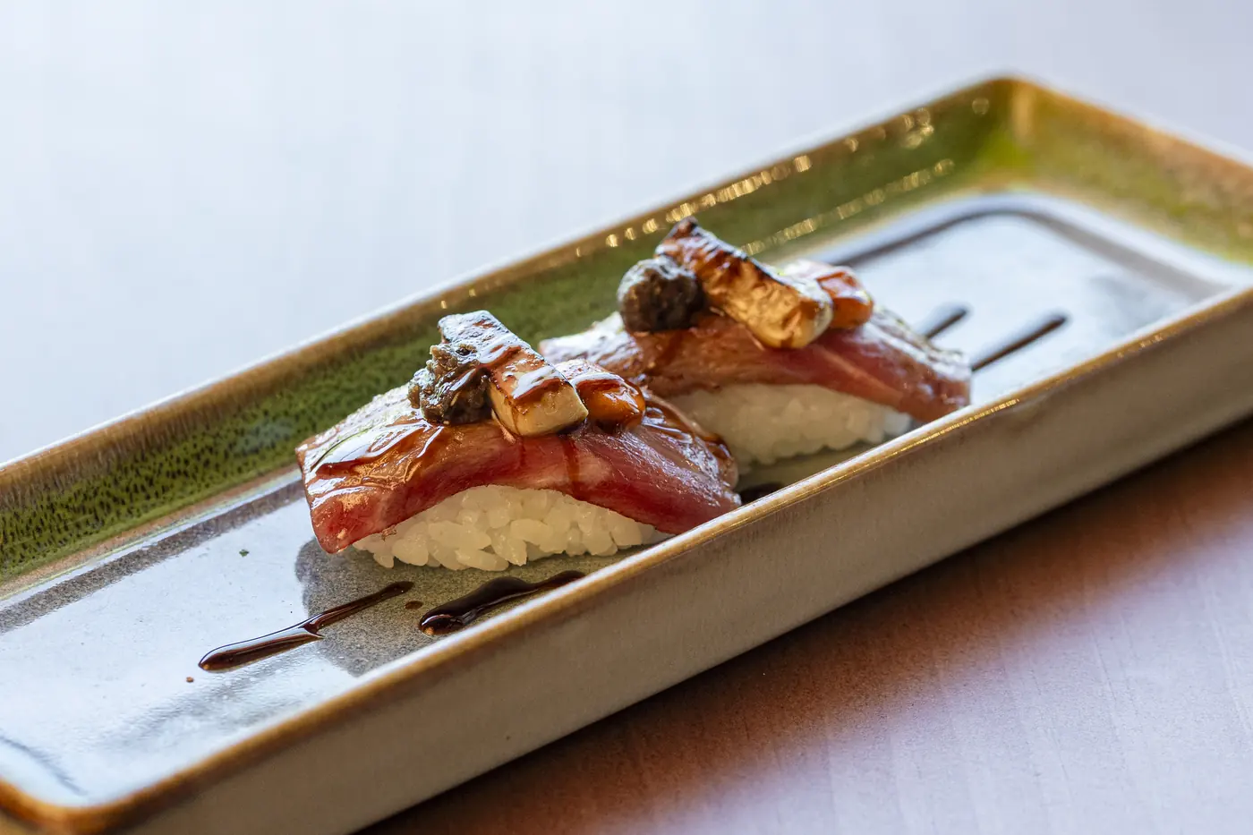 Nigiri de atún con foie, trufa y chipotle